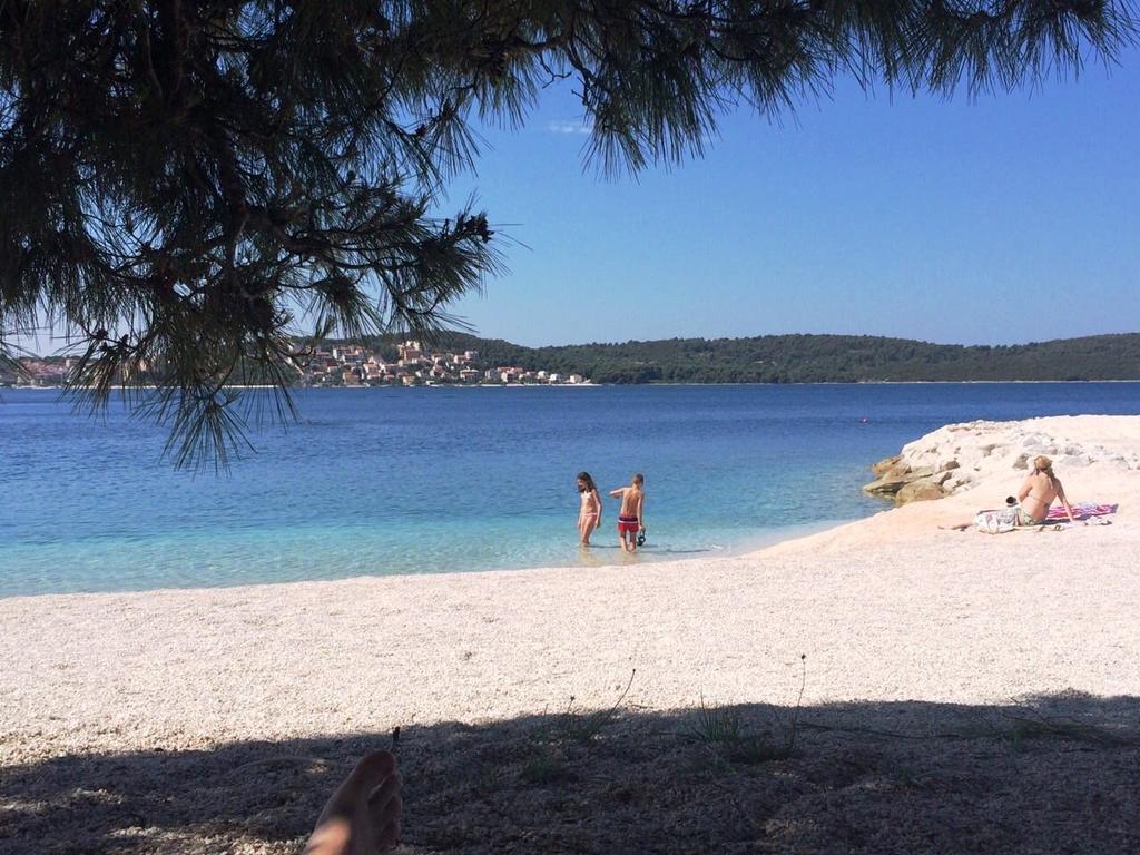 Hella Apartments Trogir Rum bild
