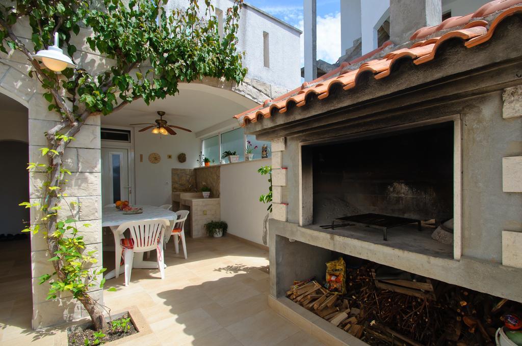 Hella Apartments Trogir Rum bild