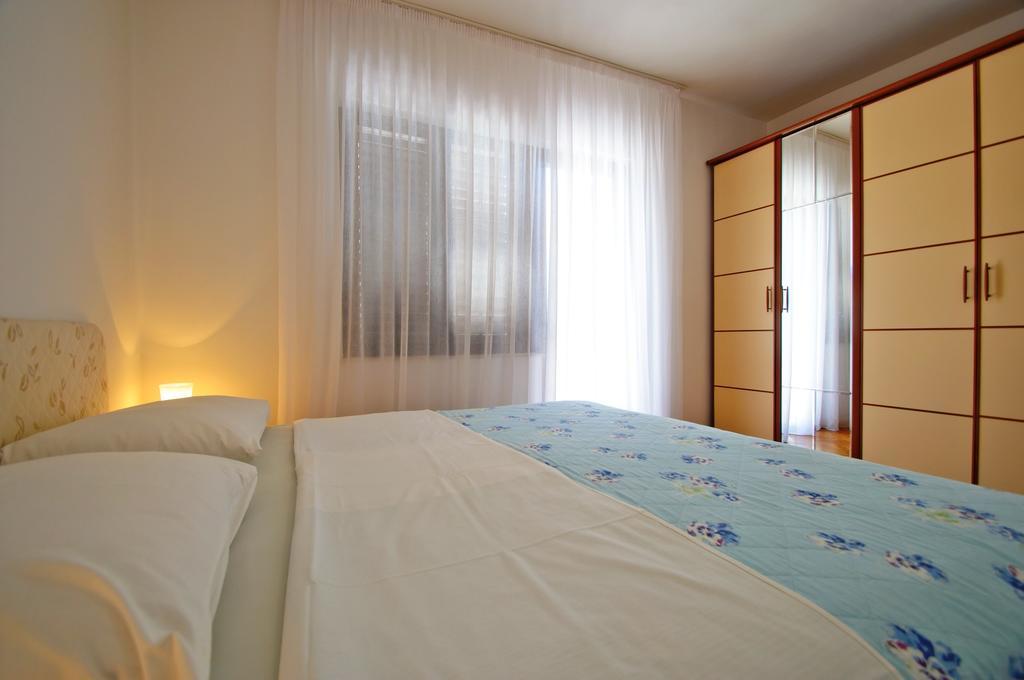 Hella Apartments Trogir Rum bild