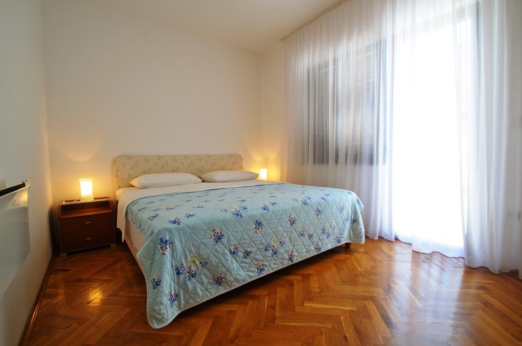 Hella Apartments Trogir Rum bild