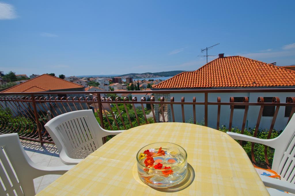 Hella Apartments Trogir Rum bild