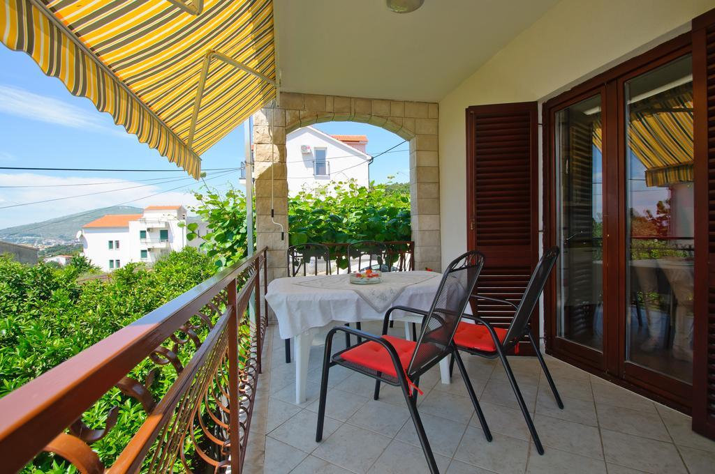 Hella Apartments Trogir Rum bild