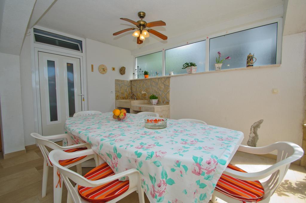 Hella Apartments Trogir Rum bild