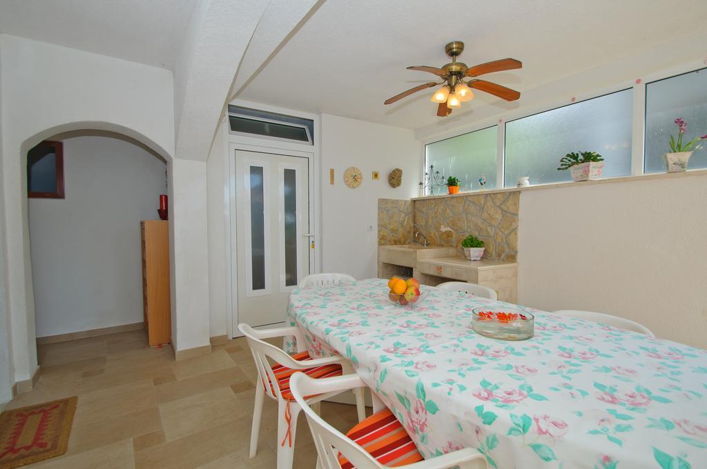 Hella Apartments Trogir Rum bild