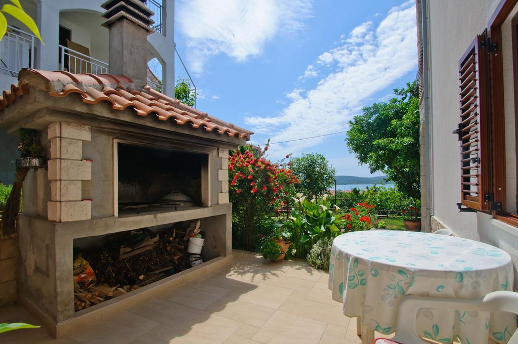 Hella Apartments Trogir Rum bild